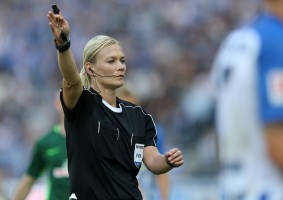 Giù le mani dall’arbitro donna