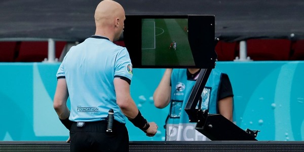 EURO 2020: Funzionamento del VAR e nuovo regolamento